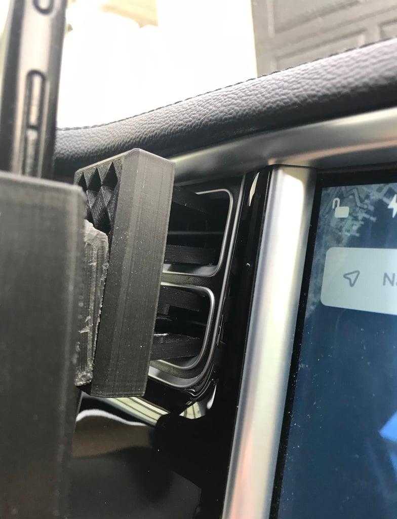 AC-monteret telefonholder til Pixel 2 XL med Rhinoshield Crashguard i en Tesla Model S