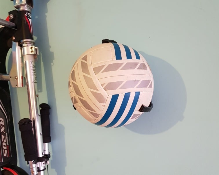 Vægmonteret holder til fodbold og volleyball størrelse bolde
