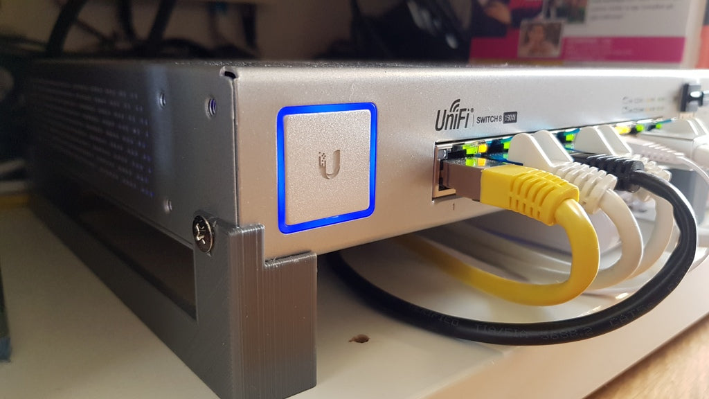 Ubiquiti UniFi Switch 8 150w holder med plads til Cloud Key