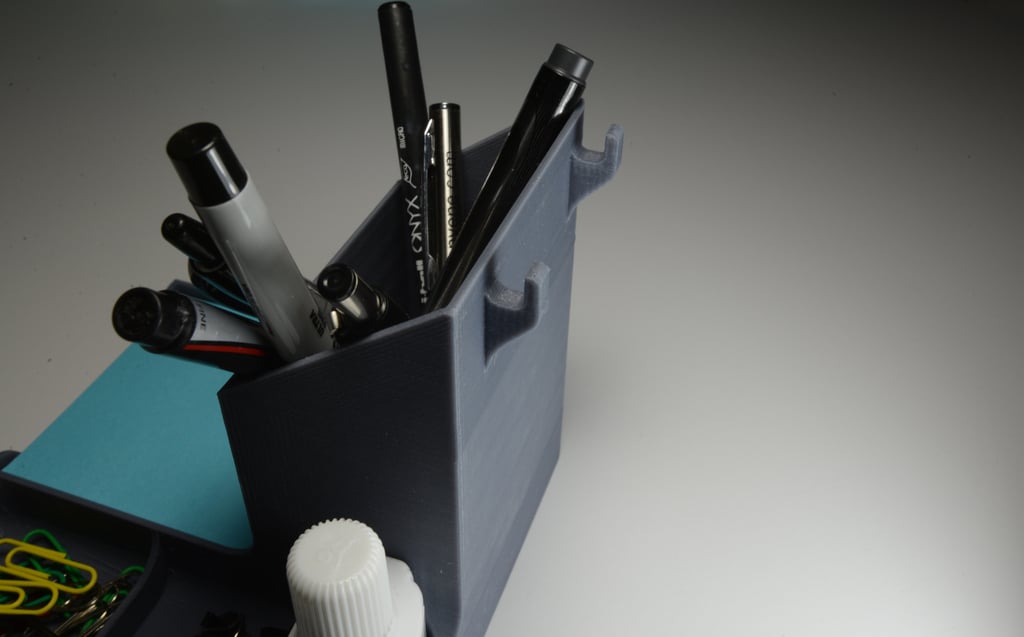 Skrivebordsorganisator med pennehulder, post-it holder og beholdere til klips og hvidløg