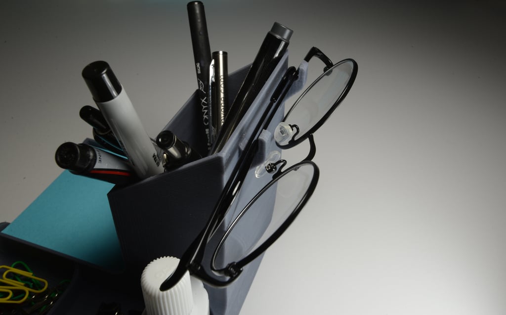 Skrivebordsorganisator med pennehulder, post-it holder og beholdere til klips og hvidløg
