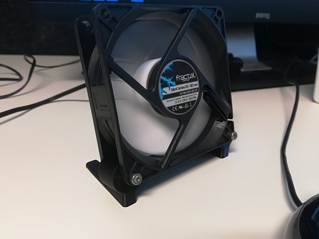 Minimalistisk 80mm ventilatorstativ med 15 grader hældning