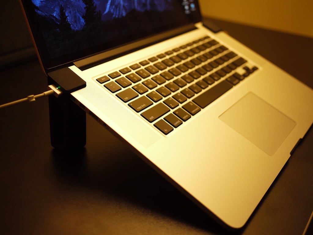 Simpel og Let Macbook Pro Retina 15" Stand med Kabeltilslutning