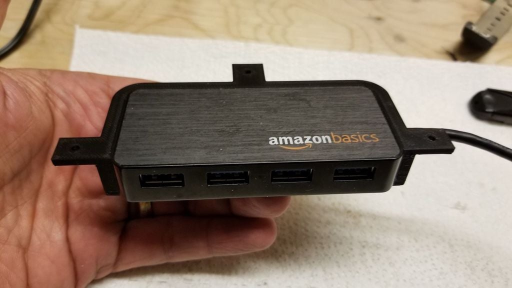 Under-desk montering til AmazonBasics mini 4-port USB hub
