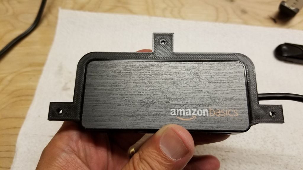 Under-desk montering til AmazonBasics mini 4-port USB hub