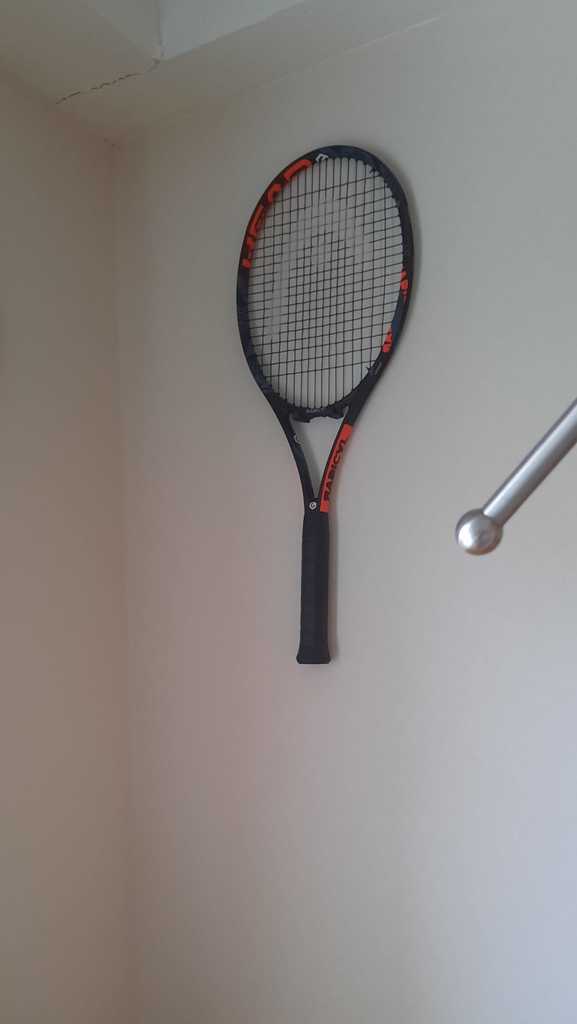 Vægmonteret holder til tennis ketcher