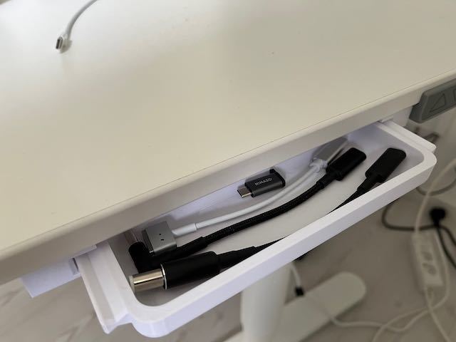 Tray til Bekant skrivebord fra IKEA til USB-C adapere