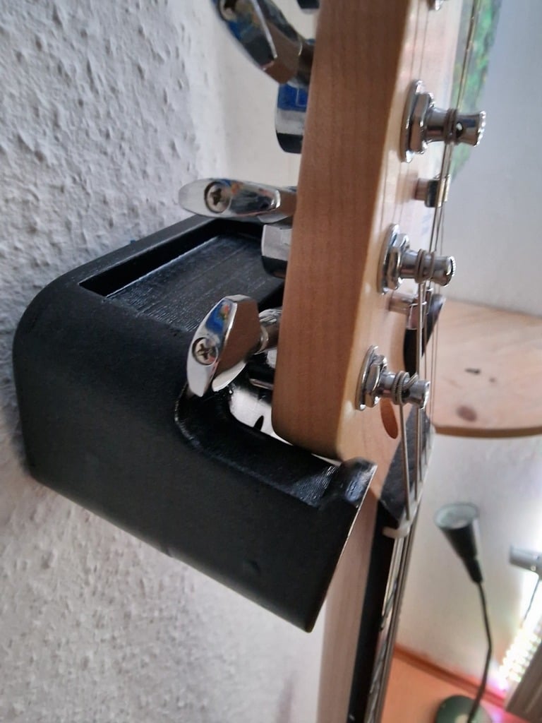 Guitarophæng med plads til plektre
