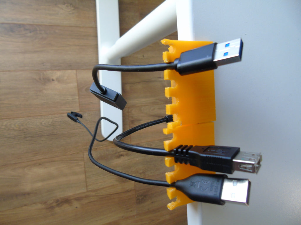 USB-holder til Bekant bord fra Ikea