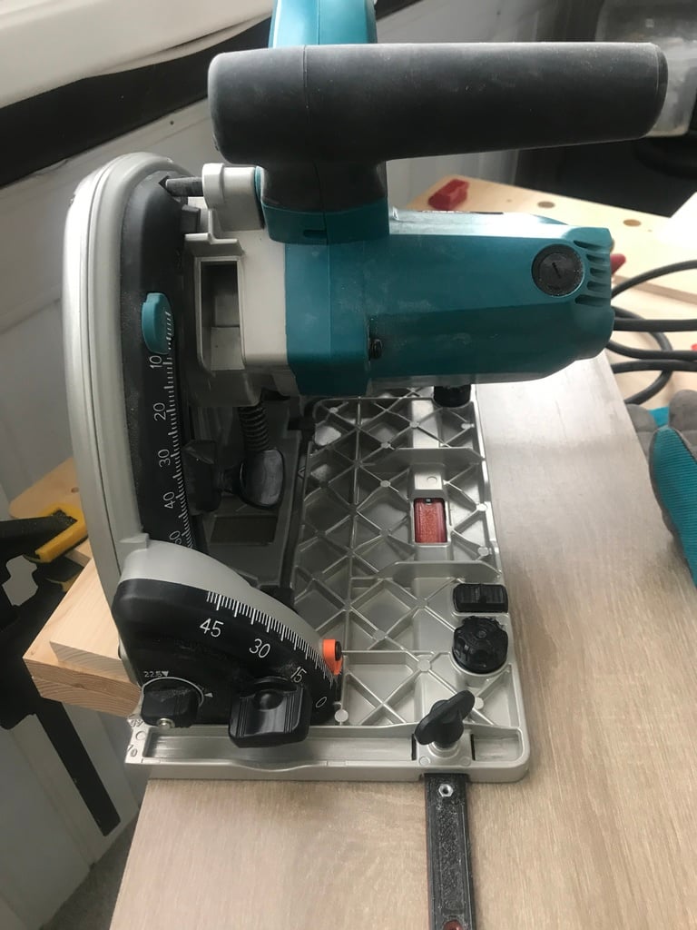 DIY guide skinne til cirkelsav til Makita SP6000