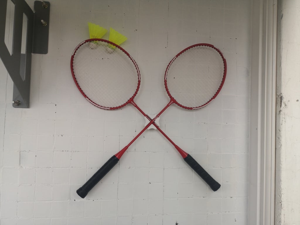 Vægmonteret badminton racket holder