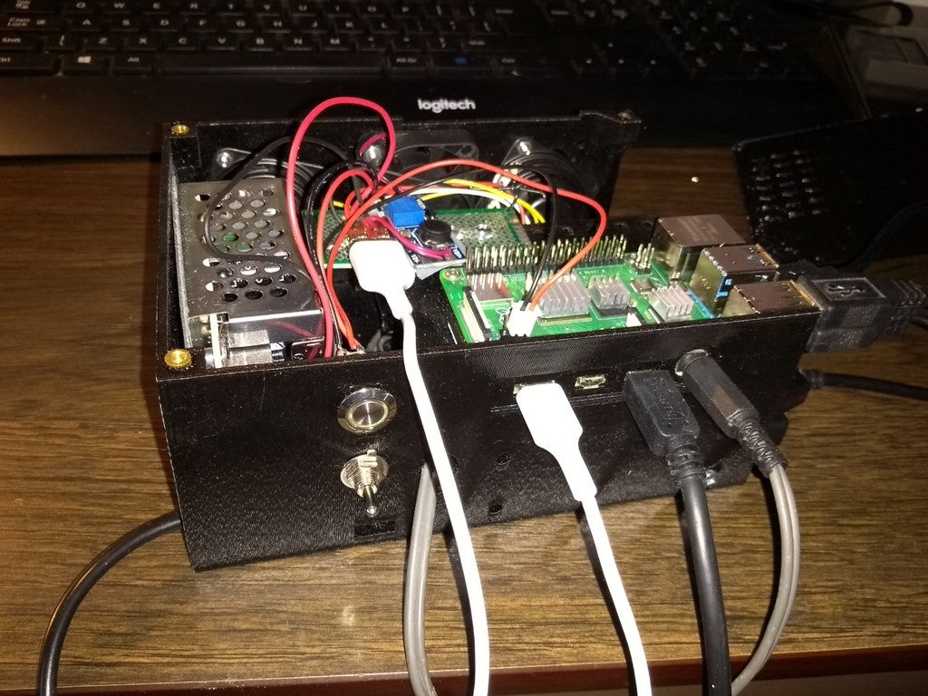 Desktop Case til Raspberry Pi 4B med plads til Strømforsyning og SATA Diske