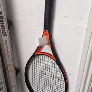 Vægmonteret holder til tennisketcher