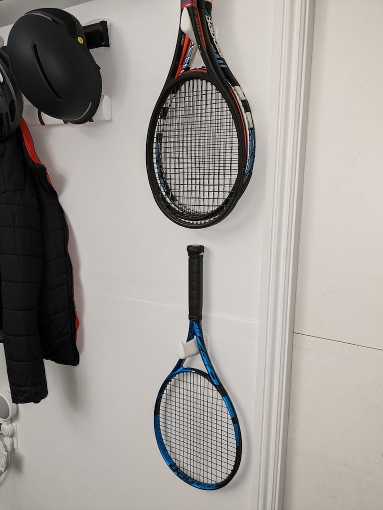 Vægmonteret holder til tennisketcher