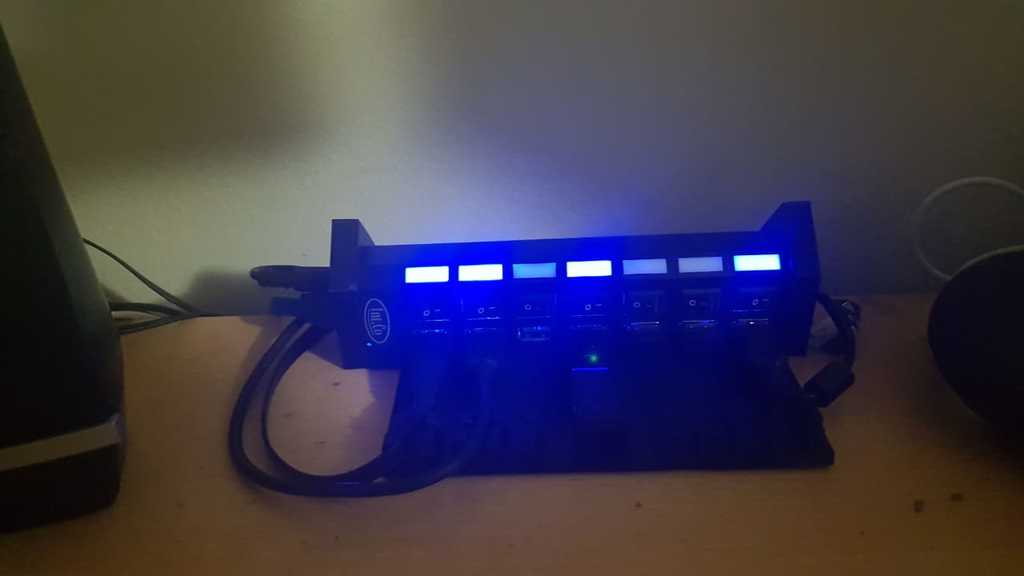 7-port USB-hub holder med kabelstyring og bordmontering