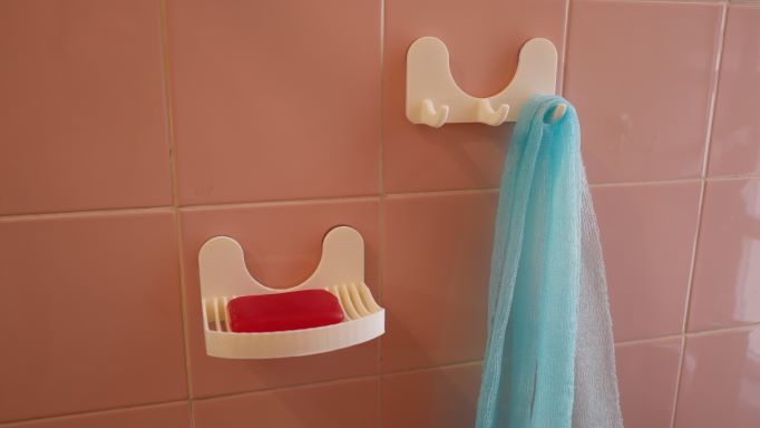 Badeværelsessæt med vægkroge og sæbeholder